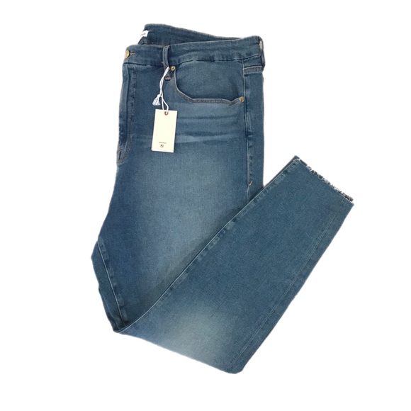 Good American Medium-Light Wash Good legs - Picture 2 of 10